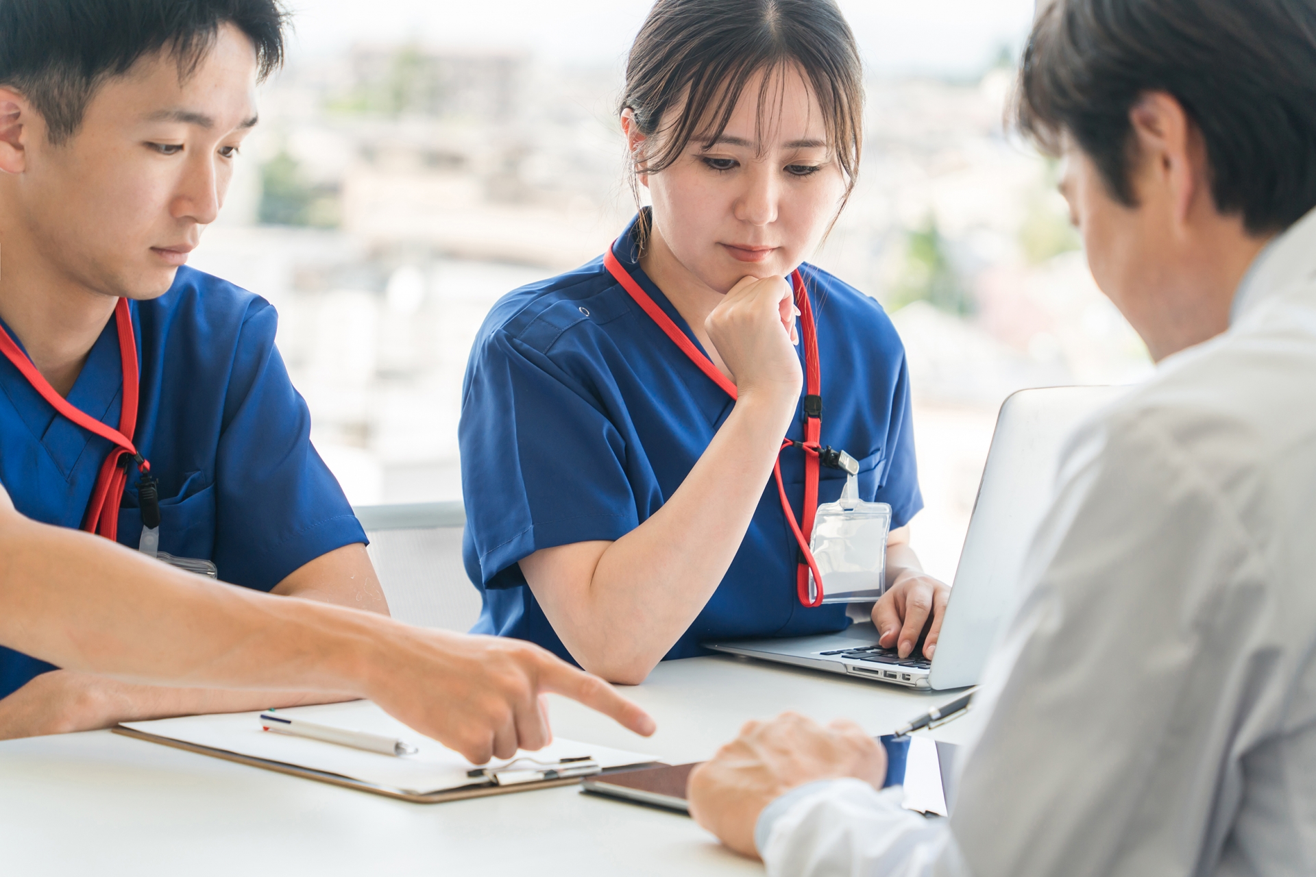 ミーティングする介護スタッフ